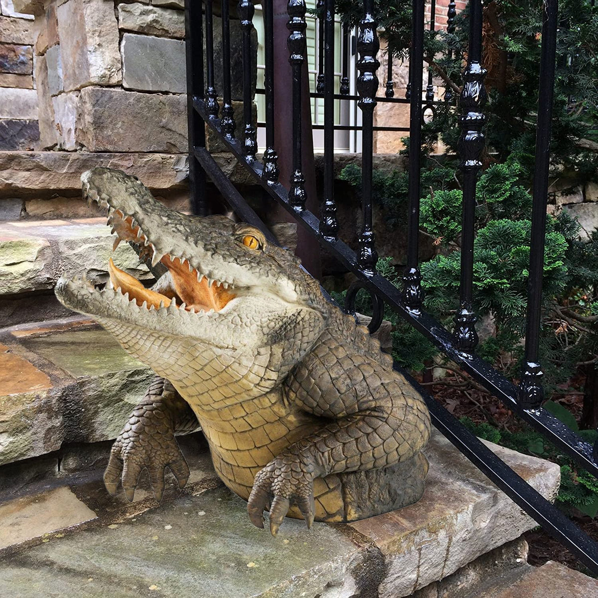 Realistic Reptile Lawn Ornament for Poolside and Yard Display – Handcrafted Resin Sculpture | Thomler