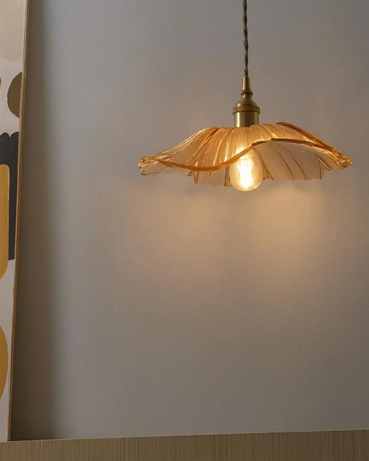 Sculpturale glazen hanglamp met messing fitting en warm licht – artistieke design plafondlamp voor eetkamer en woonkamer | Sansoti
