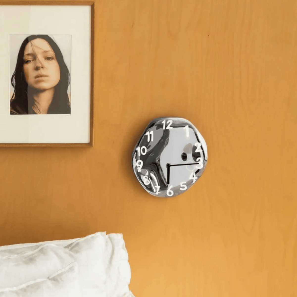 Glossy Ceramic Circle Clock with Silent Movement for Modern Interiors | Thomler