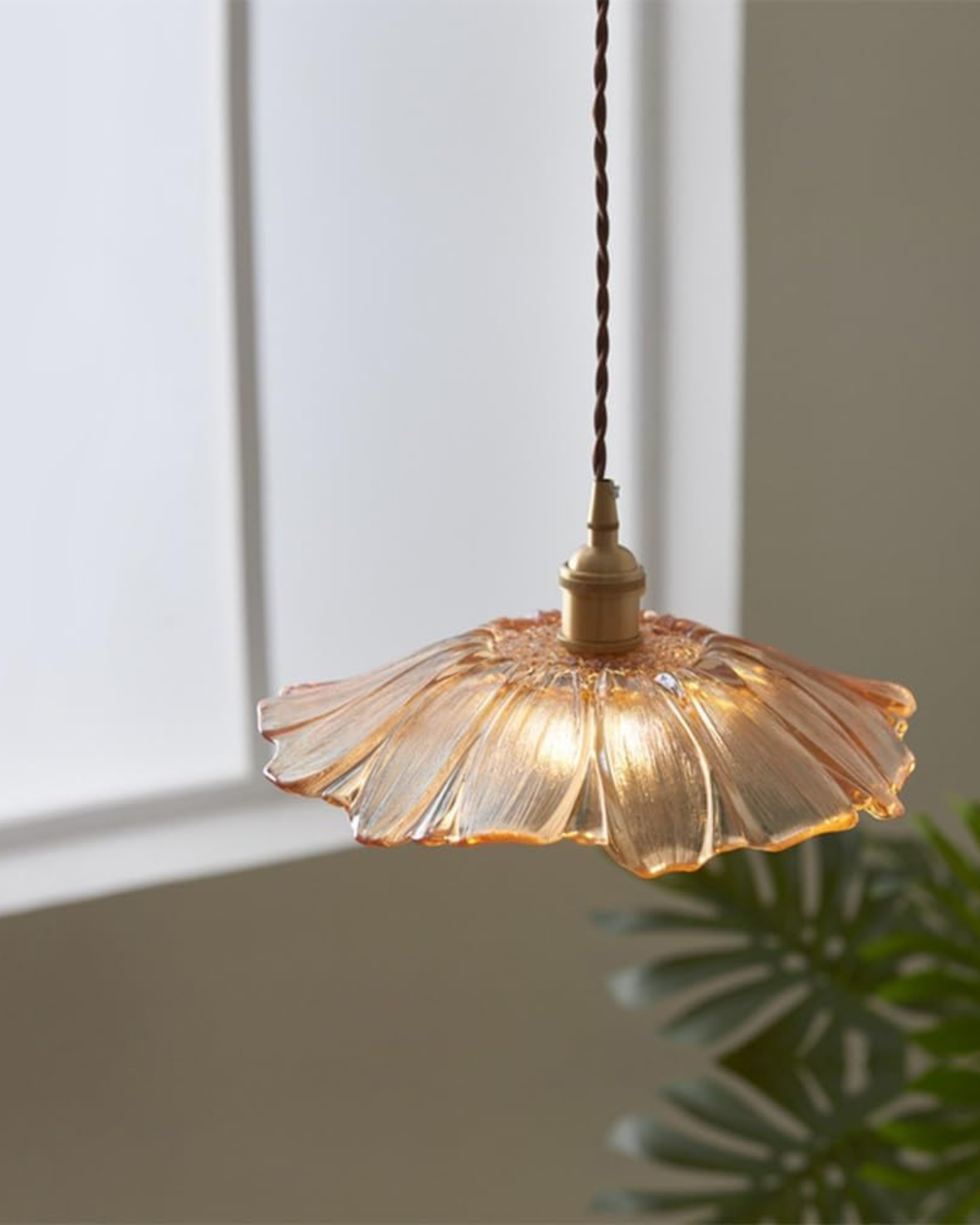 Sculpturale glazen hanglamp met messing fitting en warm licht – artistieke design plafondlamp voor eetkamer en woonkamer | Sansoti