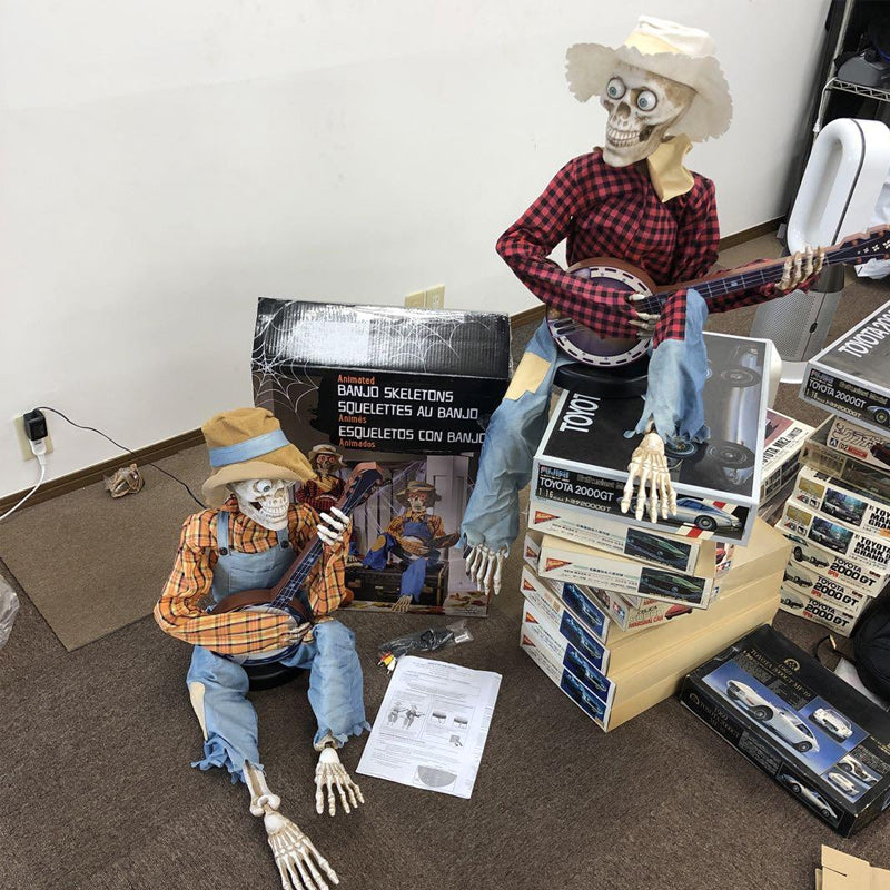 Motion-Activated Musical Skeletons Playing Banjos for Halloween Party Decor | Thomler