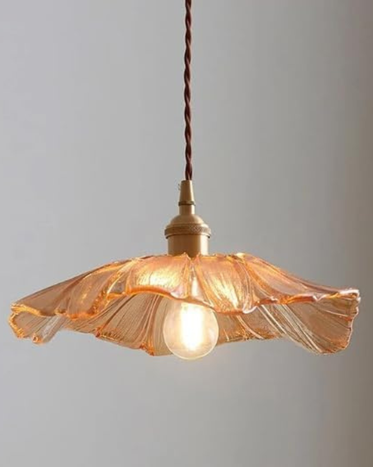 Sculpturale glazen hanglamp met messing fitting en warm licht – artistieke design plafondlamp voor eetkamer en woonkamer | Sansoti