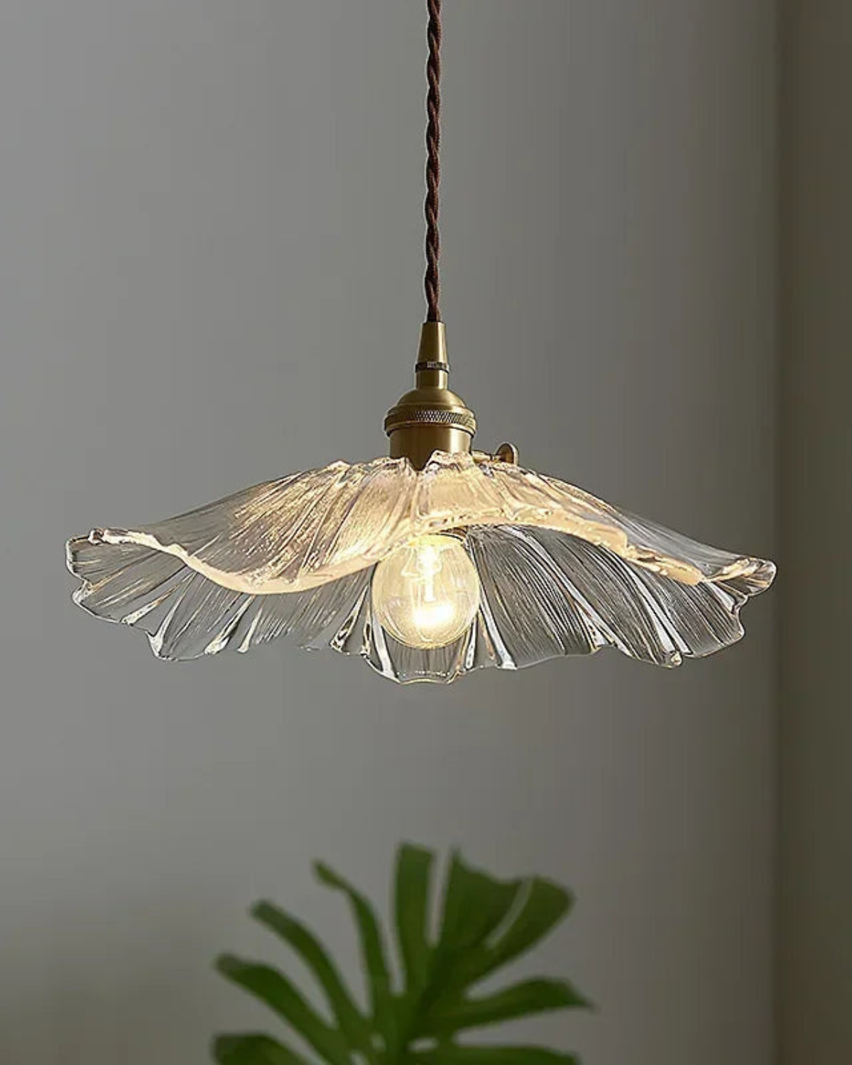 Sculpturale glazen hanglamp met messing fitting en warm licht – artistieke design plafondlamp voor eetkamer en woonkamer | Sansoti