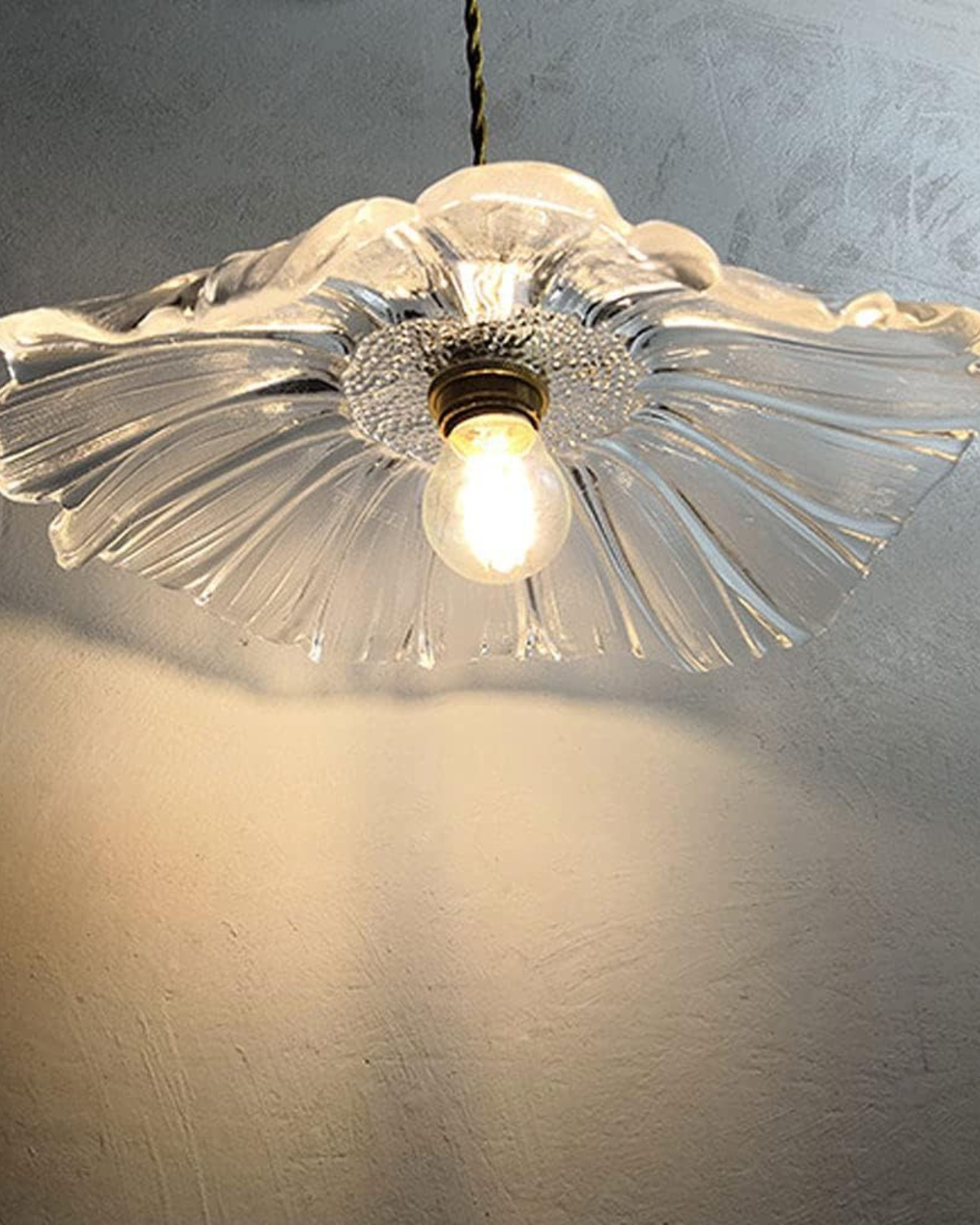 Sculpturale glazen hanglamp met messing fitting en warm licht – artistieke design plafondlamp voor eetkamer en woonkamer | Sansoti