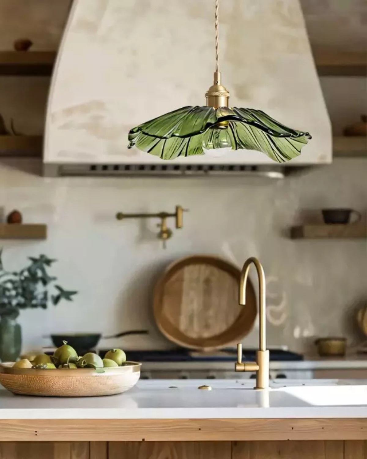 Sculpturale glazen hanglamp met messing fitting en warm licht – artistieke design plafondlamp voor eetkamer en woonkamer | Sansoti