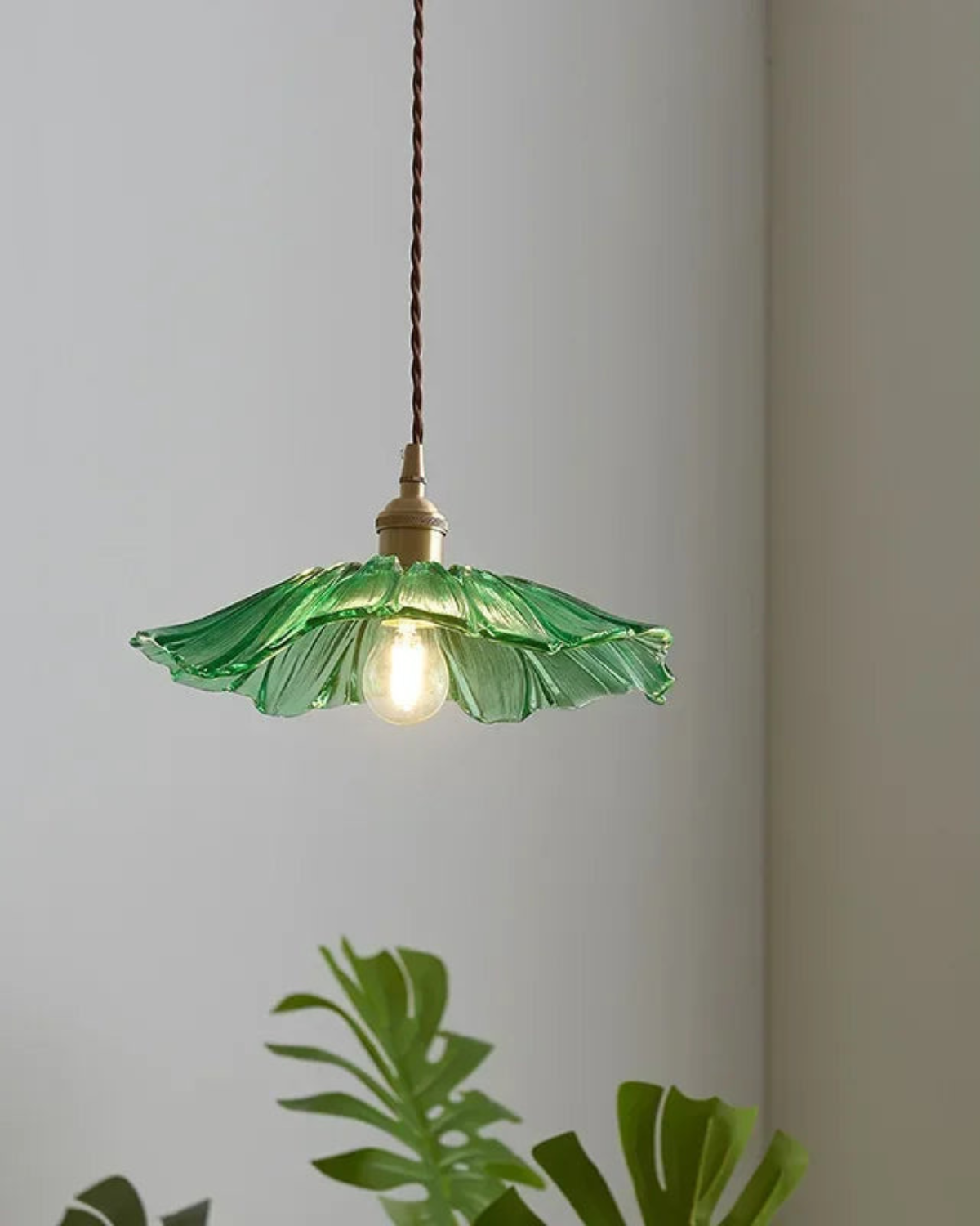 Sculpturale glazen hanglamp met messing fitting en warm licht – artistieke design plafondlamp voor eetkamer en woonkamer | Sansoti