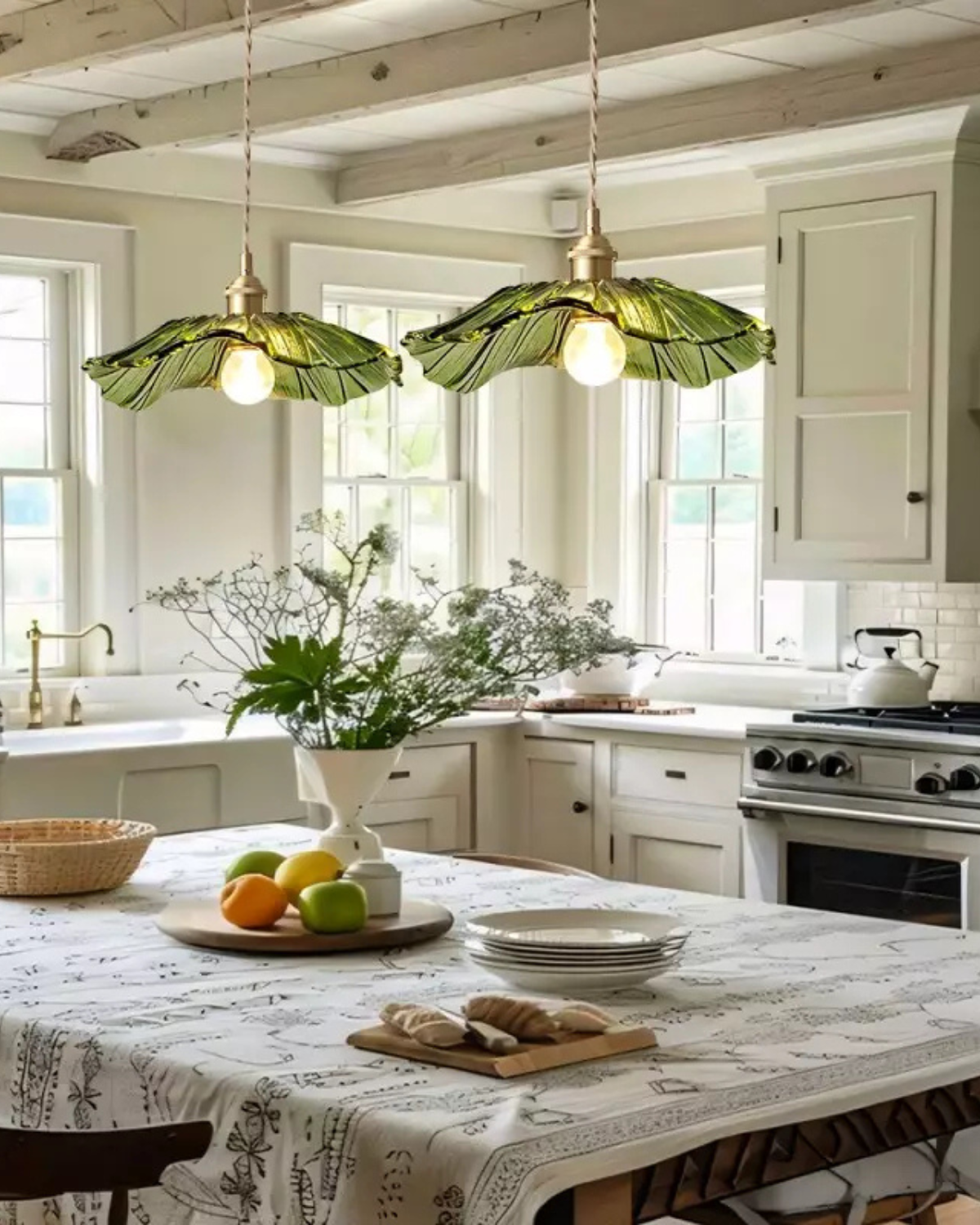 Sculpturale glazen hanglamp met messing fitting en warm licht – artistieke design plafondlamp voor eetkamer en woonkamer | Sansoti