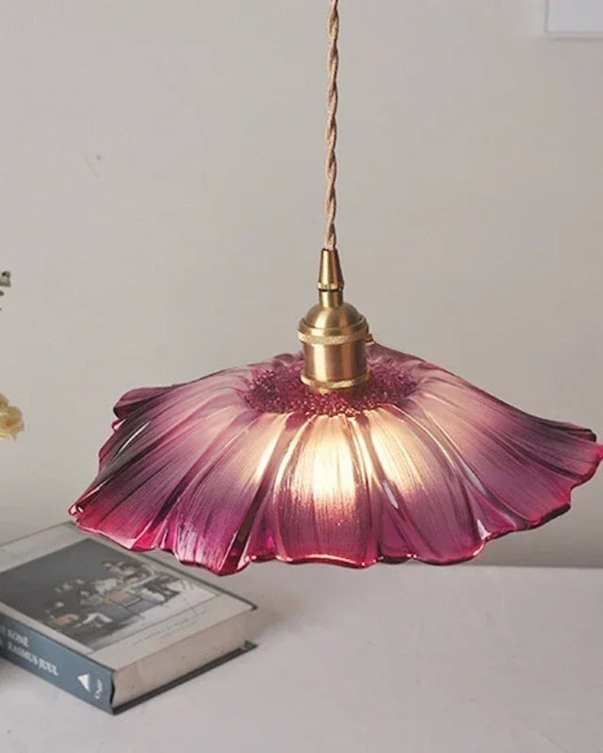 Sculpturale glazen hanglamp met messing fitting en warm licht – artistieke design plafondlamp voor eetkamer en woonkamer | Sansoti