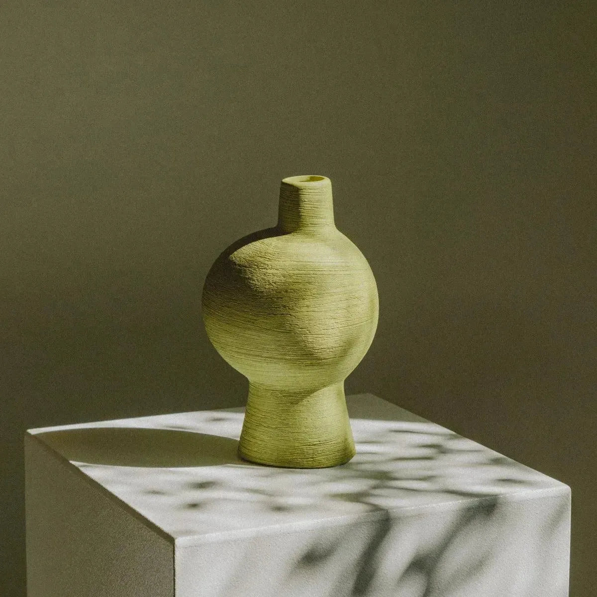 Flower Vase Ceramic 20.0 cm Green Living Room Dining Table Organic Sculptural Decorative Centrepiece Botanical Accent | Thomler