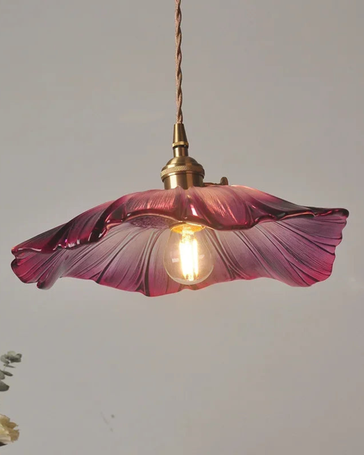 Sculpturale glazen hanglamp met messing fitting en warm licht – artistieke design plafondlamp voor eetkamer en woonkamer | Sansoti