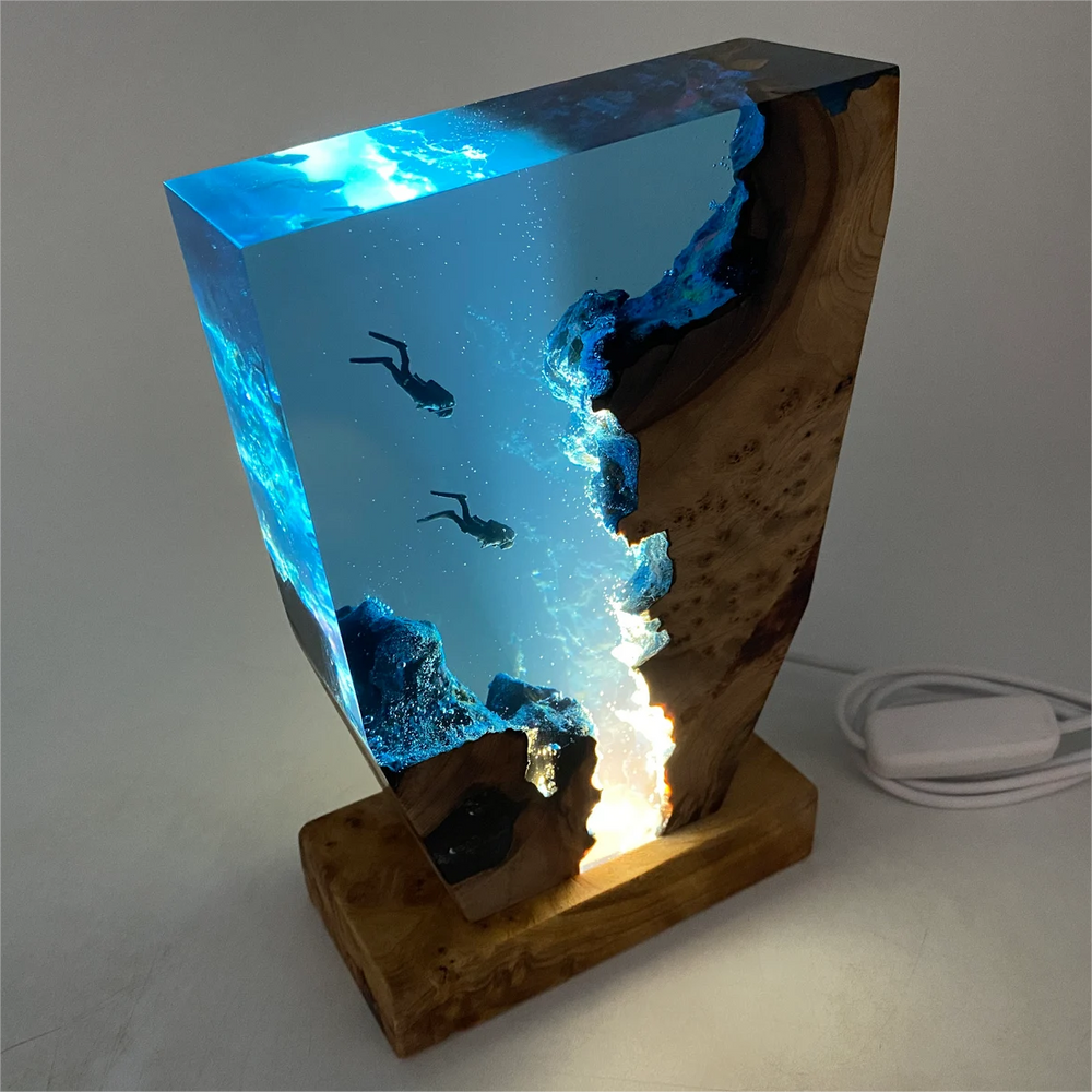 Ocean Scene Resin Night Light with Diver Figurines – USB Desk Lamp for Bedrooms & Offices | Thomler