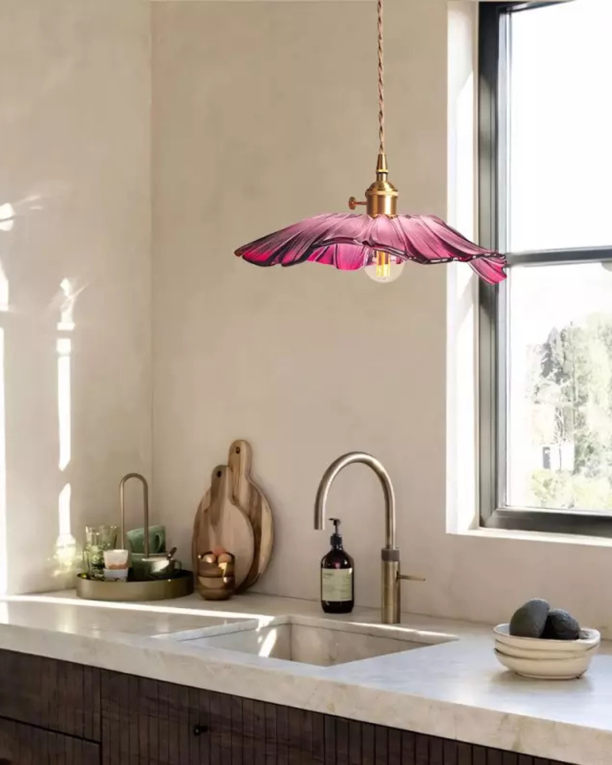 Sculpturale glazen hanglamp met messing fitting en warm licht – artistieke design plafondlamp voor eetkamer en woonkamer | Sansoti
