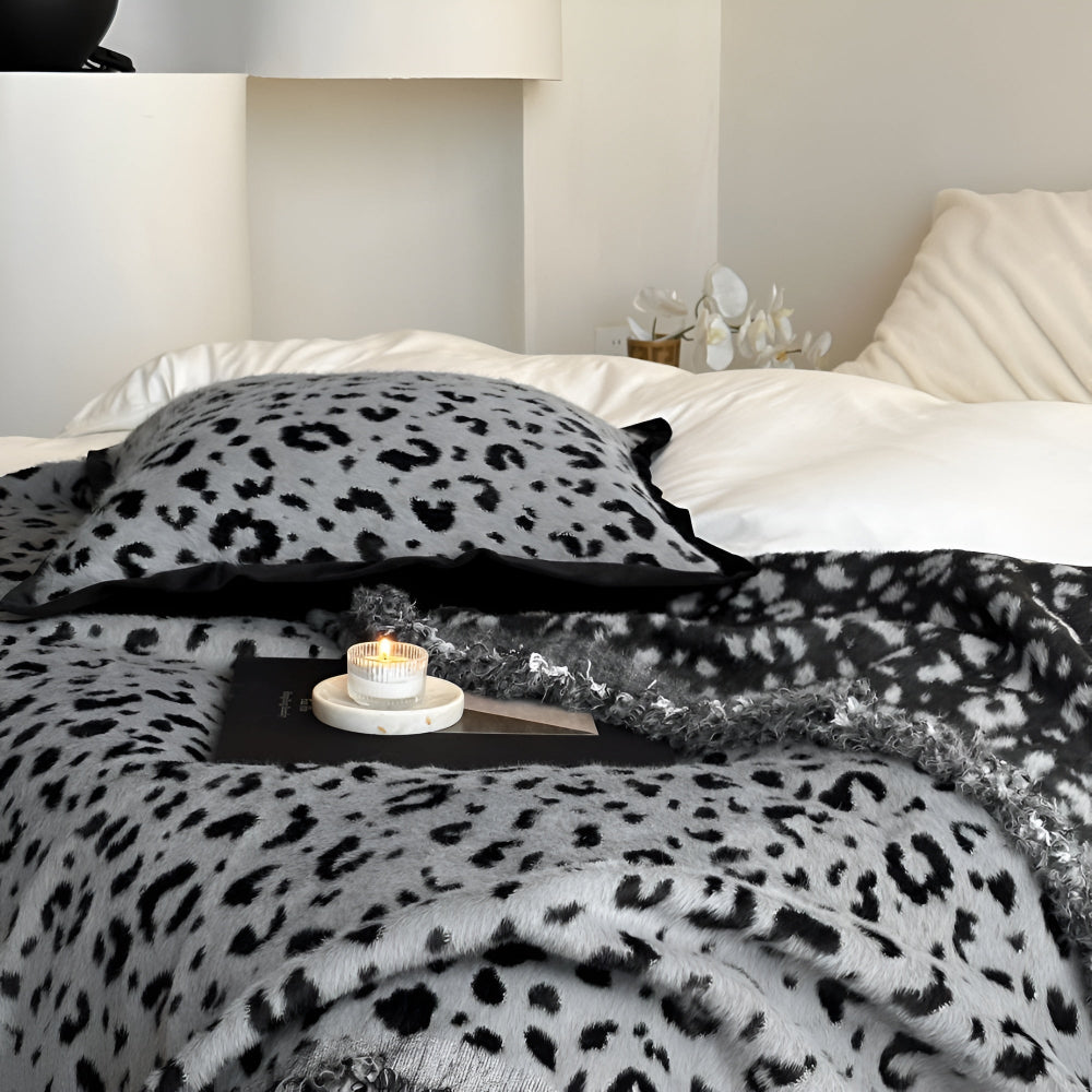Plush Leopard Print Throw Blanket – Soft Microfiber Fleece Coverlet for Couch, Bed & Chair – Machine Washable – Jacquard Knit Lap Throw | Thomler