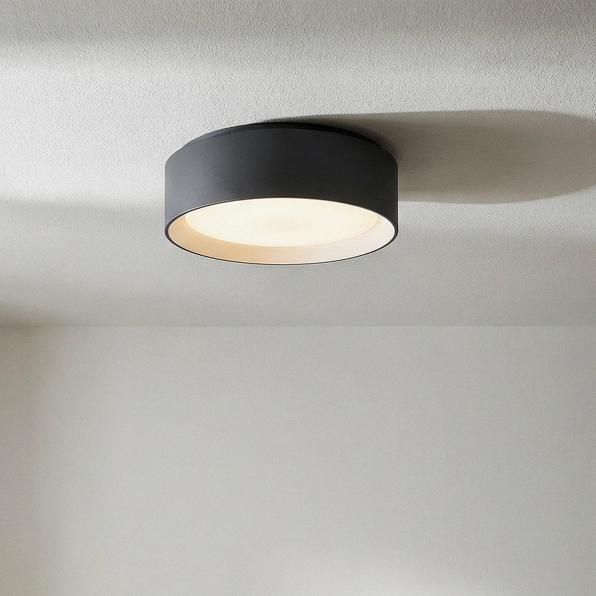 Flush-Mount LED Disc Ceiling Fixture with Metal Housing – Modern Ambient Overhead Lighting for Home | Thomler