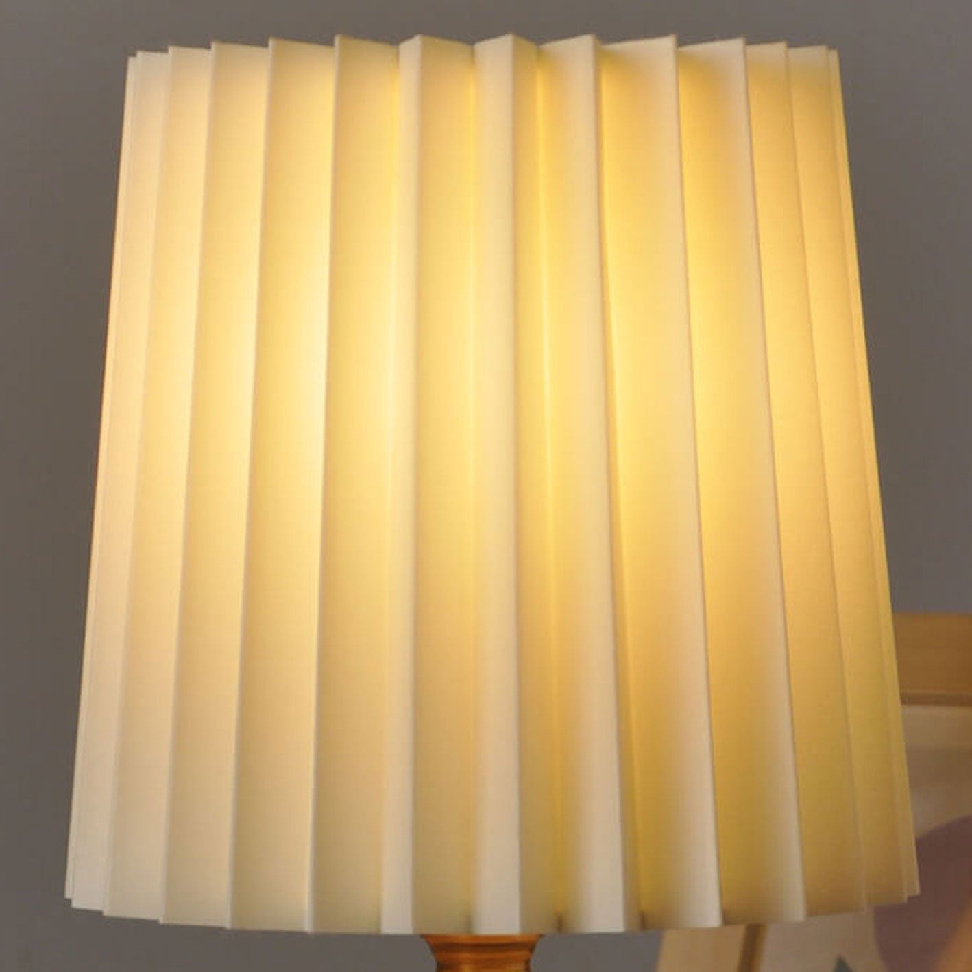 Table Lamp Wood Pleated Fabric Shade 31.0 cm Bedroom Nightstand Scandinavian Japandi Desk Light USB E26 | Thomler