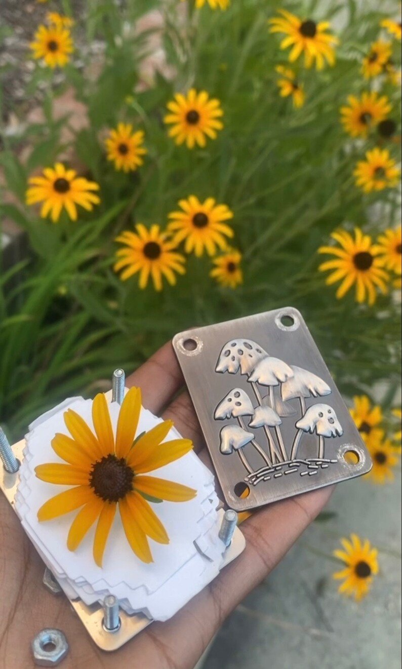 Compact Metal Botanical Press for Dried Flowers & Leaves – Portable Travel Herbarium Kit for Nature Journaling & Resin Crafts | Thomler