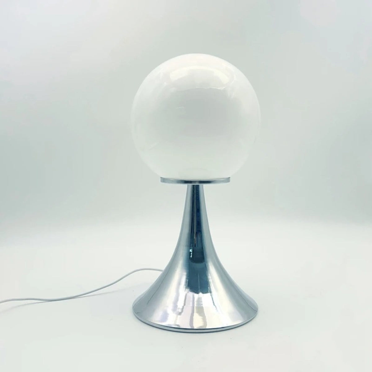 Modern Globe Desk Lamp with Metal Stand – Bedside Accent Lighting for Living Room & Bedroom | Thomler