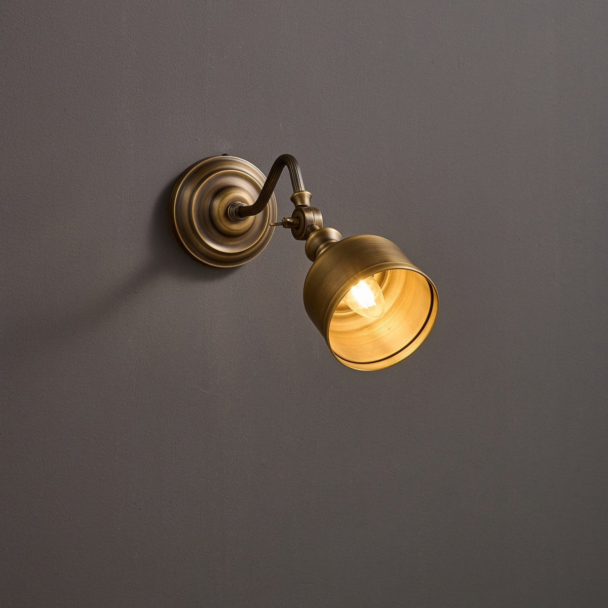 Adjustable Brass Wall Reading Light with Antique Finish – Flexible Sconce for Bedroom & Study | Thomler
