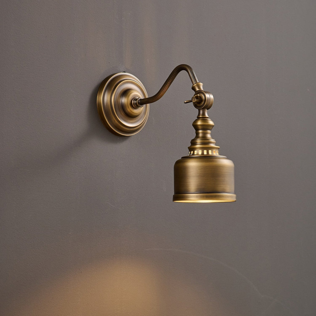 Adjustable Brass Wall Reading Light with Antique Finish – Flexible Sconce for Bedroom & Study | Thomler