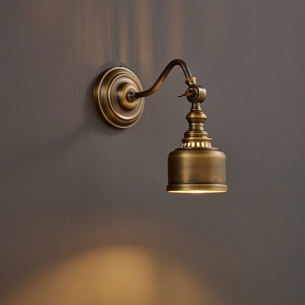 Adjustable Brass Wall Reading Light with Antique Finish – Flexible Sconce for Bedroom & Study | Thomler