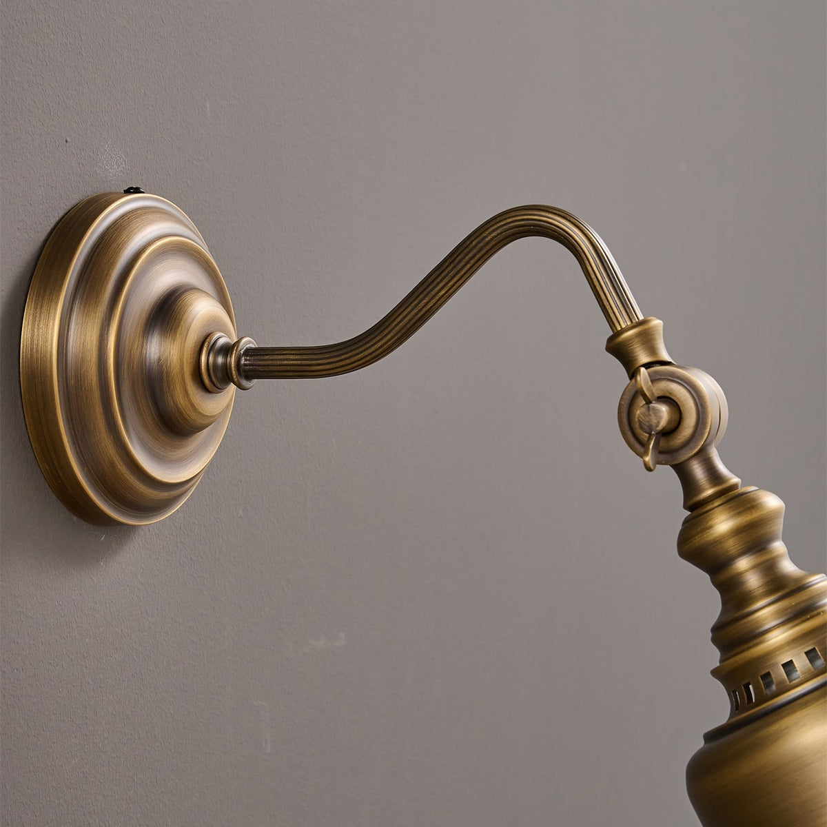 Adjustable Brass Wall Reading Light with Antique Finish – Flexible Sconce for Bedroom & Study | Thomler