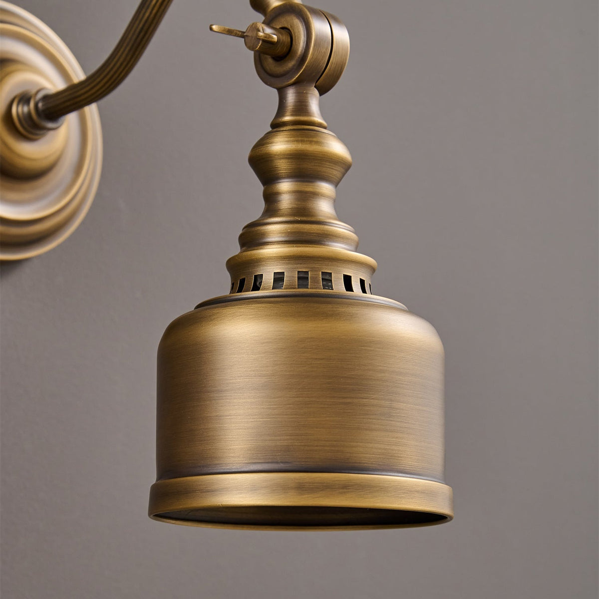 Adjustable Brass Wall Reading Light with Antique Finish – Flexible Sconce for Bedroom & Study | Thomler