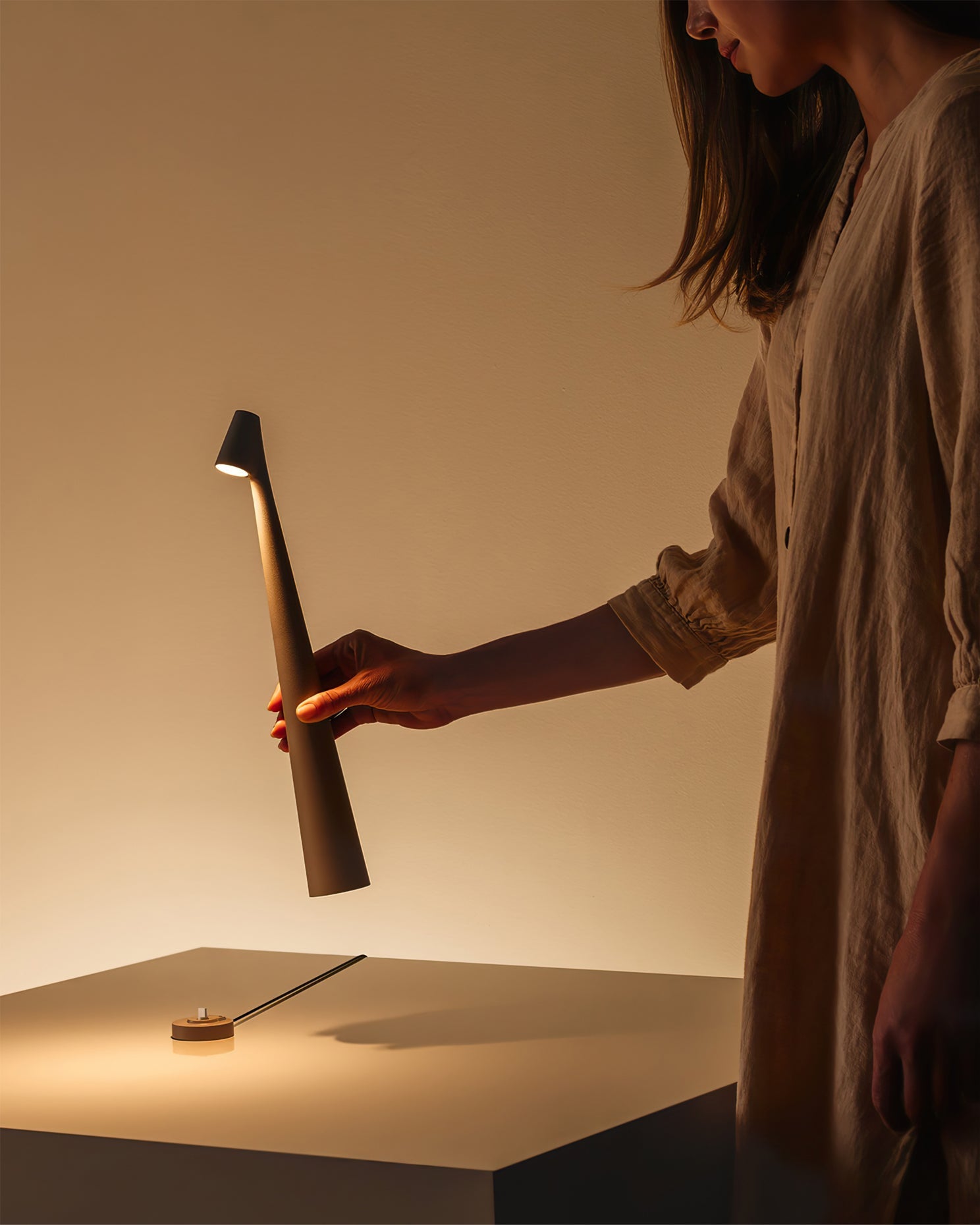 Table Lamp Metal 17.7 in LED Rechargeable White Black Red Orange Desk Lighting | Thomler