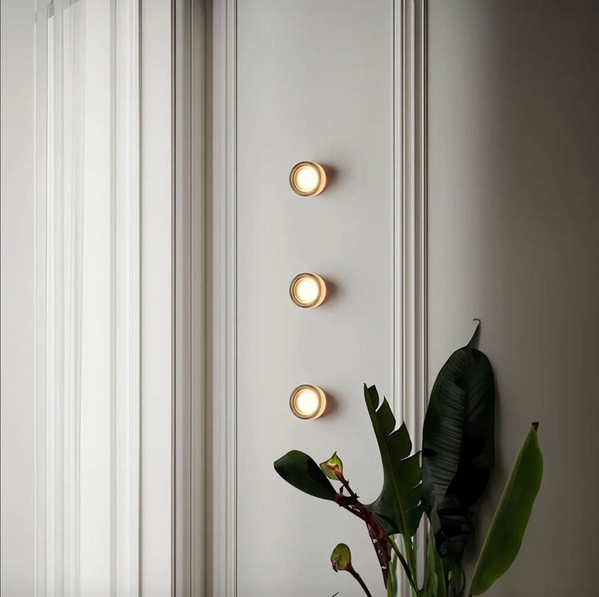 Modern Wall-Mount Light Fixture with Built-In LED – Streamlined Design for Hallways & Bedrooms | Thomler