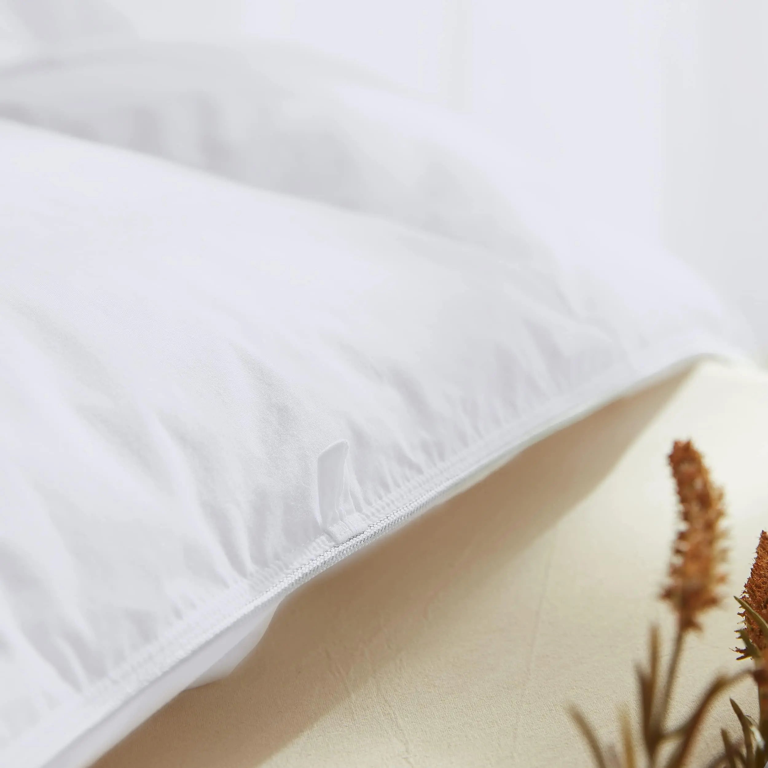 White Goose Down Comforter with Pinch Pleat Design - All-Season Medium Weight Duvet, 750 Fill Power, Breathable Insulation for Year-Round | Thomler