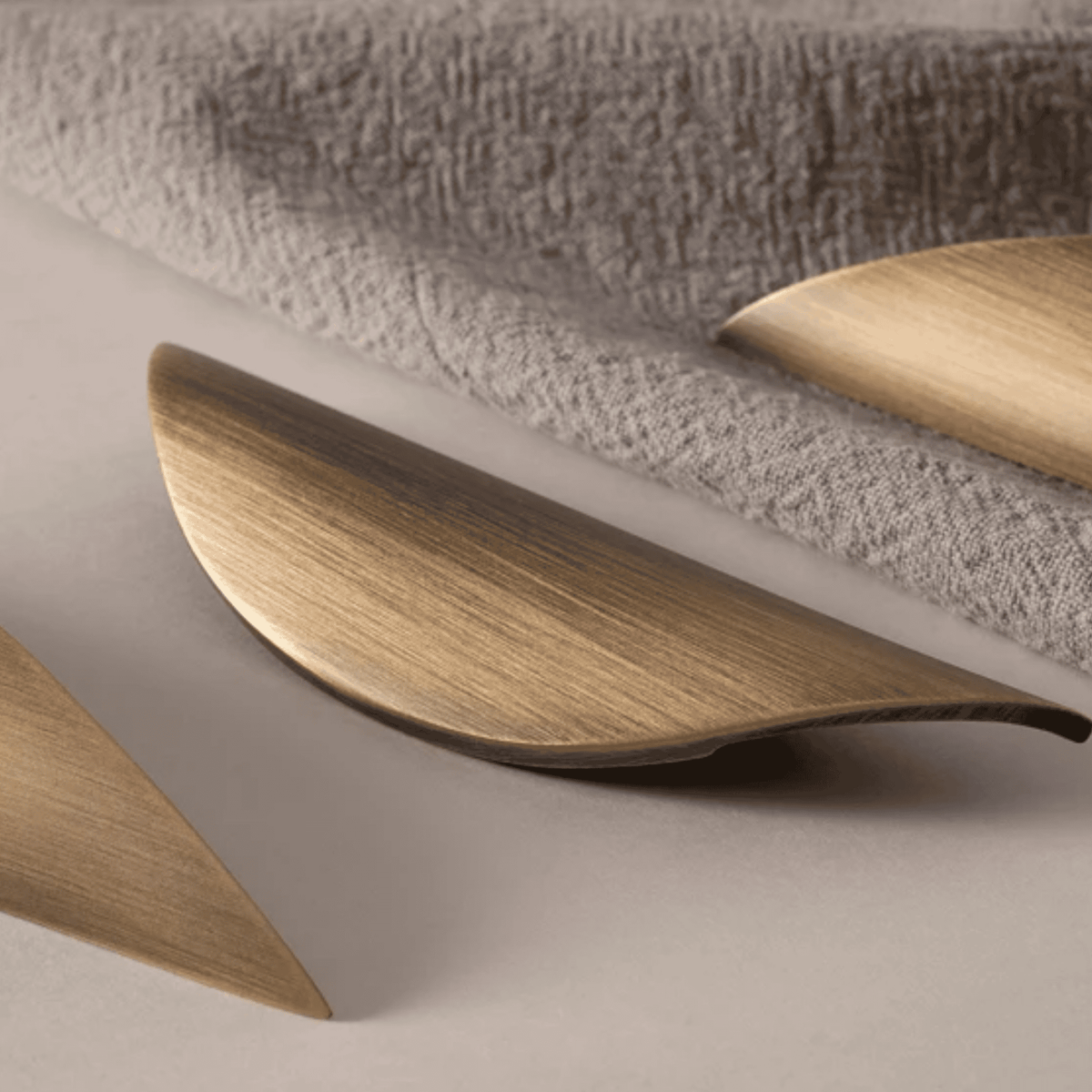 Vintage-Inspired Brass Cabinet Pull – Timeless Hardware for Kitchen & Furniture | Thomler