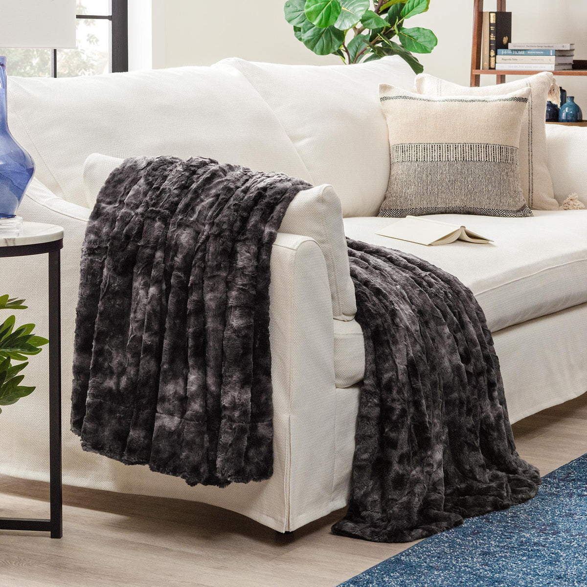 Reversible Oversized Faux Fur Wolf Throw Blanket – Premium Soft Microfiber for Couch, Bed & Chairs | Thomler