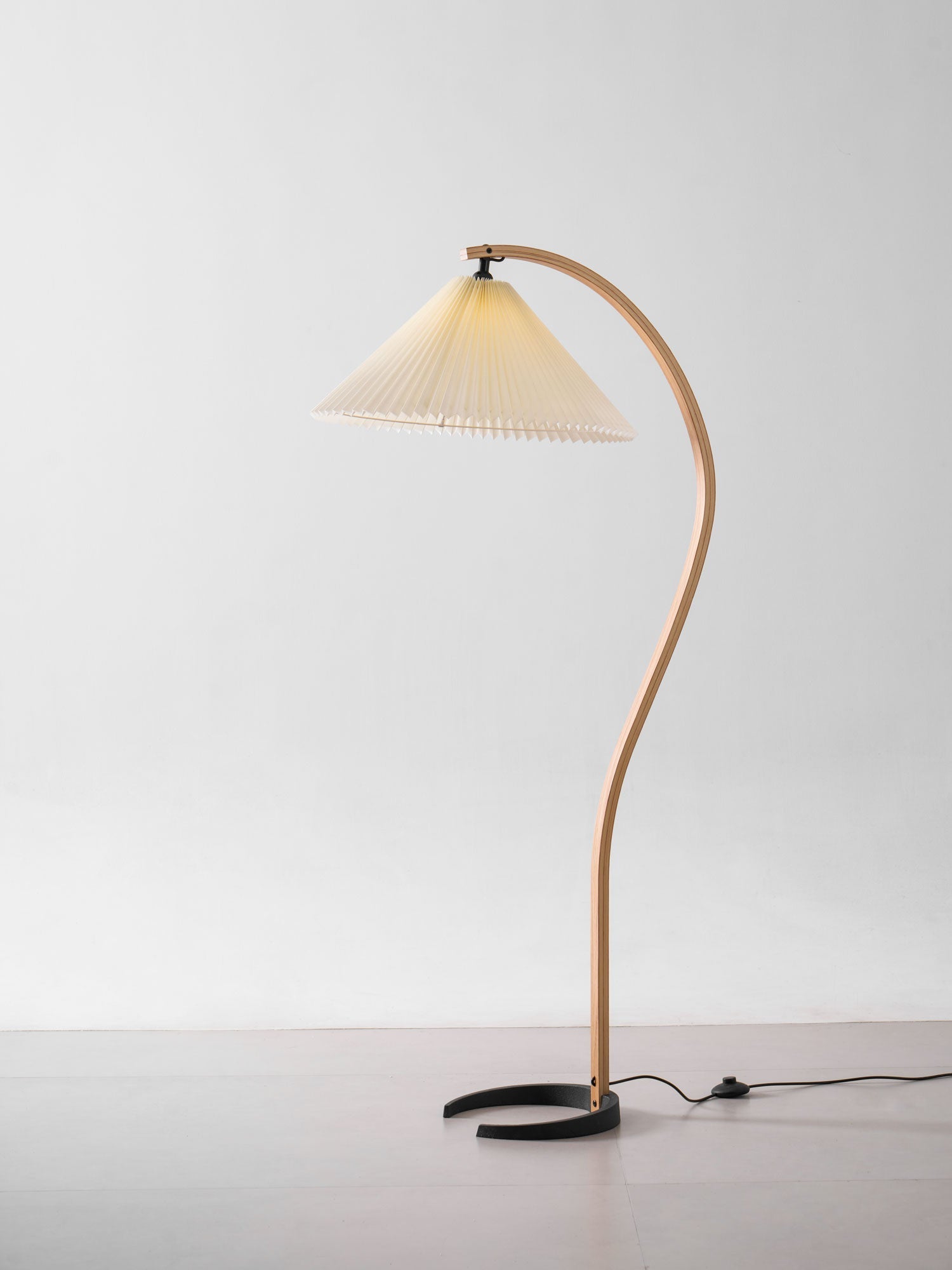 Floor Lamp Beech Wood Arc 150.0 cm Natural Living Room Reading Light Linen Shade Scandinavian Retro Lighting | Thomler