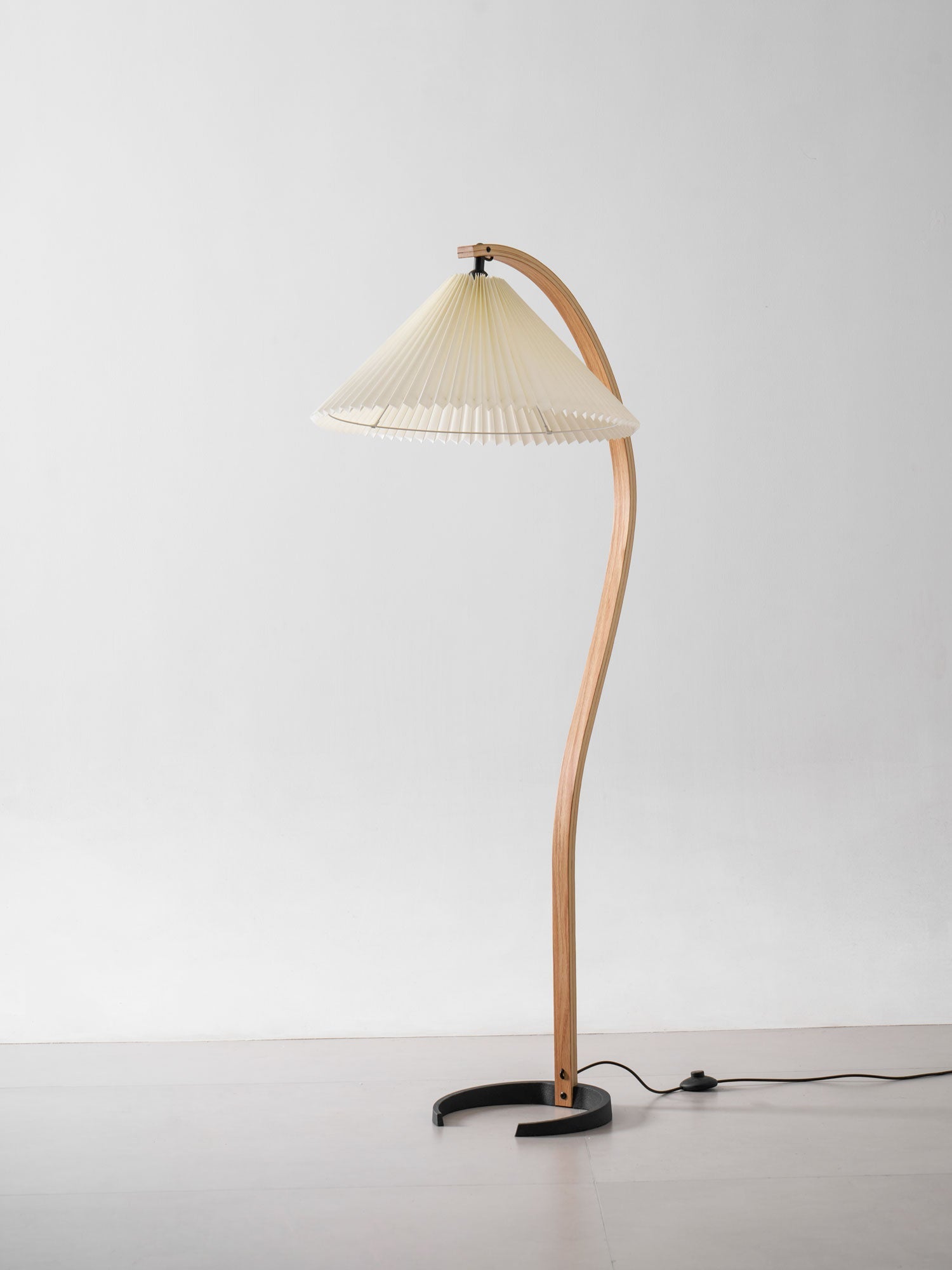 Floor Lamp Beech Wood Arc 150.0 cm Natural Living Room Reading Light Linen Shade Scandinavian Retro Lighting | Thomler