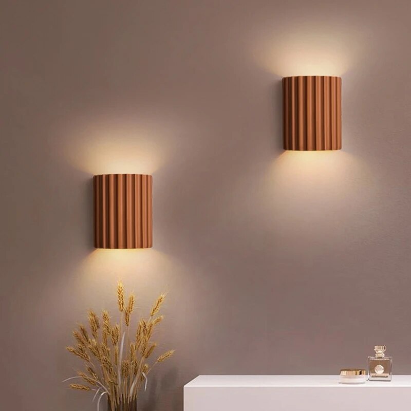 Contemporary Resin Sculpture Sconce with LED Illumination for Home – 5.5×3.1×6.5 in | Thomler