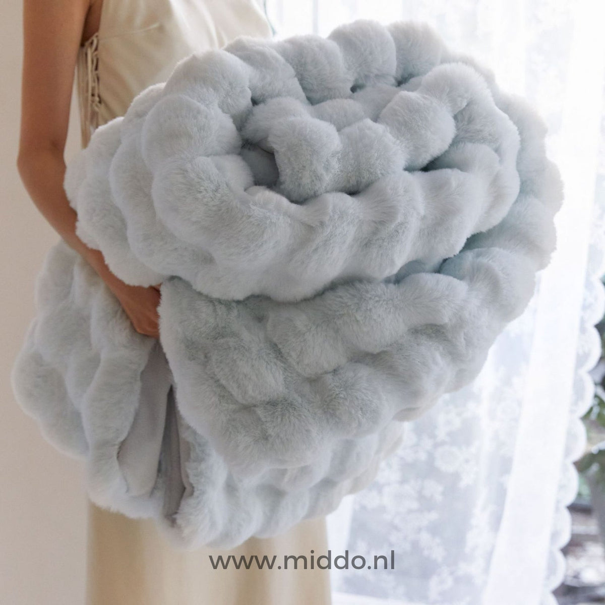 Ultra-Plush Sherpa Throw Blanket – Heavyweight Faux Fur, Cloud-Soft & Toasty for Winter Evenings | Thomler