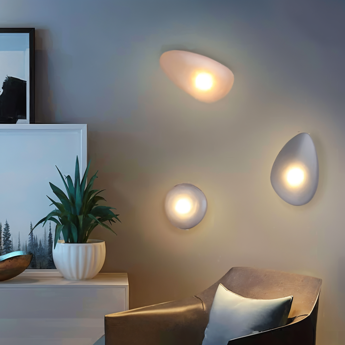 Glass Pebble-Shaped LED Wall Sconce – Warm White Light, Modern Minimalist Design for Living Room, Bedroom, Hallway – Blue, Amber, Smoke | Thomler