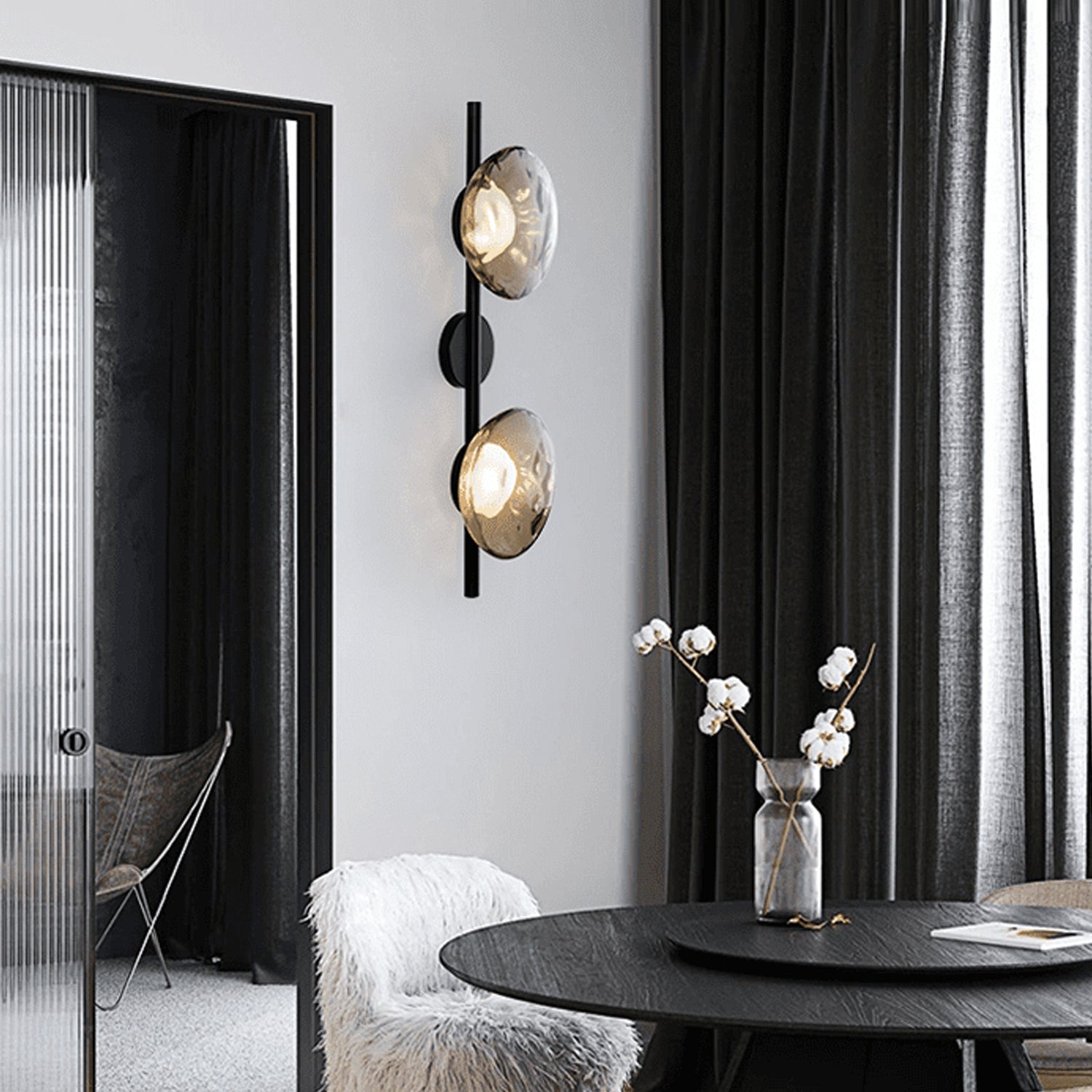 Navando | Mondgeblazen glas wandlamp met aluminium frame