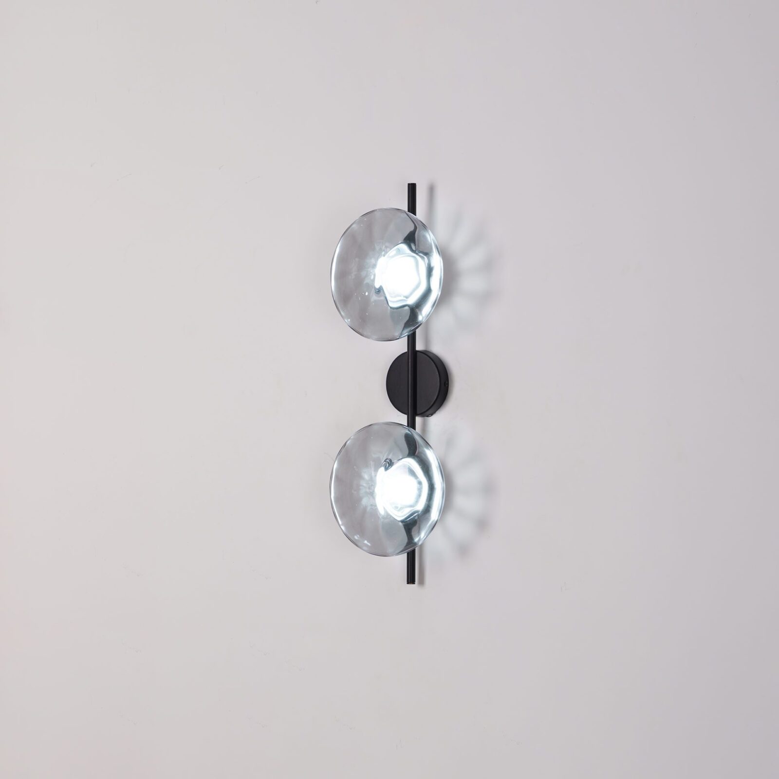 Navando | Mondgeblazen glas wandlamp met aluminium frame