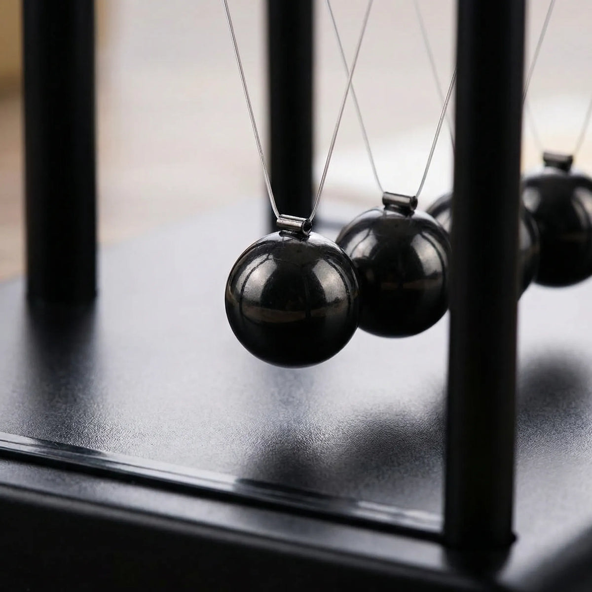 Perpetual Motion Desk Sculpture – Rotating Balance Display for Office & Living Room | Thomler