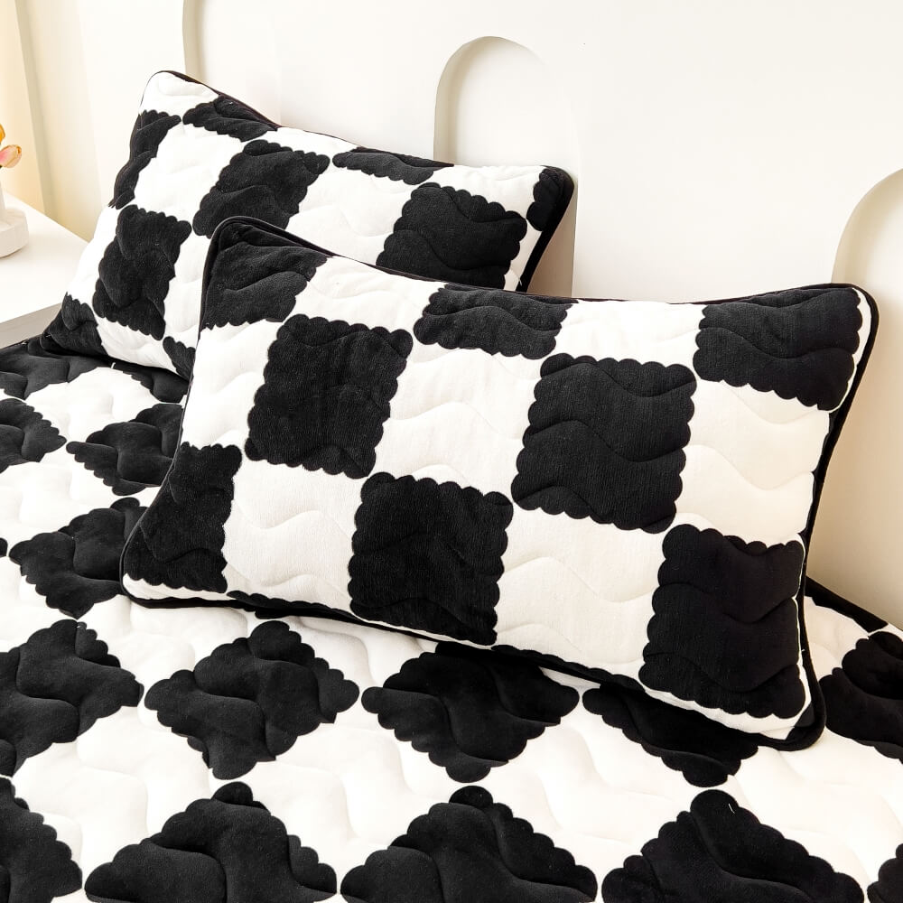Plush Fitted Sheet Cover with Grid Pattern – Soft Velvet Bed Topper for Twin Full Queen King – Pet-Safe Elastic Mattress Protector for | Thomler