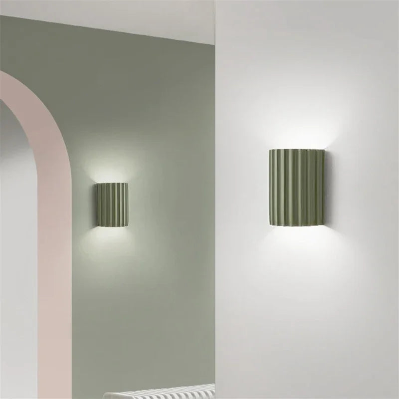Textured Resin Wall Sconce with Upward & Downward Glow – Modern Ribbed Design for Bedroom, Living Room, Hallway – E27 Socket | Thomler