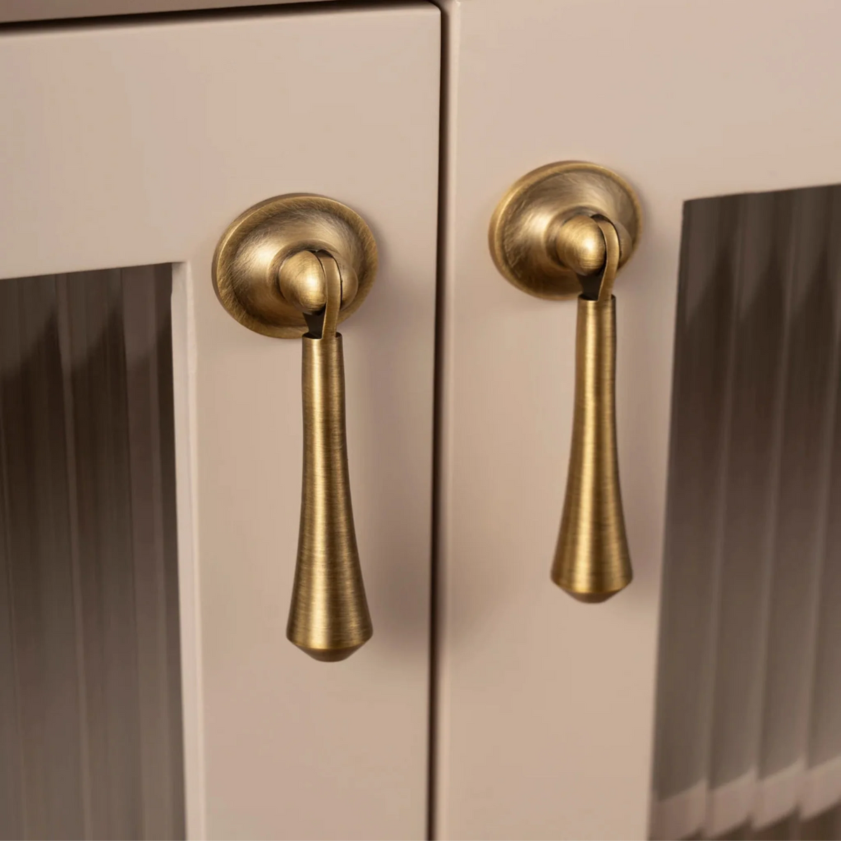 Vintage Teardrop Cabinet Pull – Antique Brass Finish for Drawers, Dressers & Cabinets | Thomler