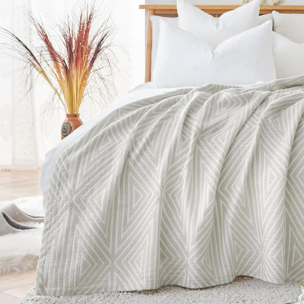 Lightweight Cotton Layered Coverlet – Breathable Reversible Throw with Geometric Design for Beds & Sofas – All Season | Thomler