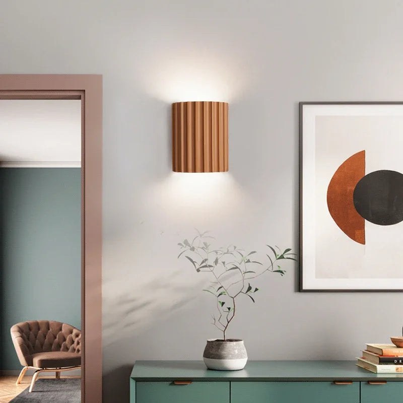 Textured Resin Wall Sconce with Upward & Downward Glow – Modern Ribbed Design for Bedroom, Living Room, Hallway – E27 Socket | Thomler