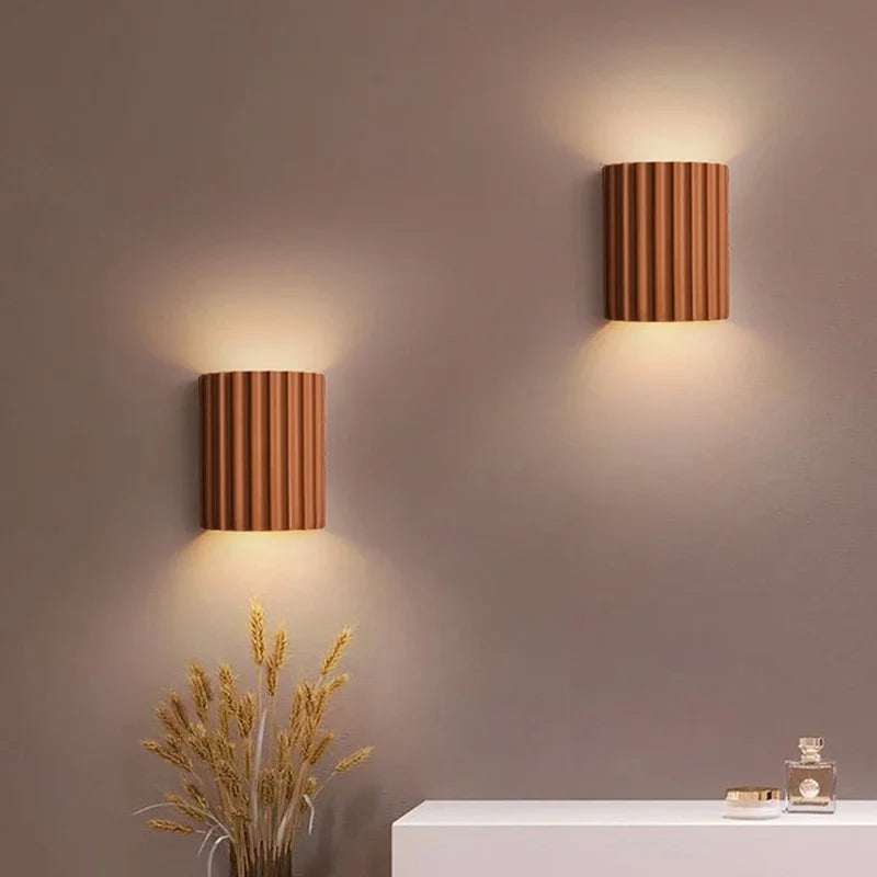 Textured Resin Wall Sconce with Upward & Downward Glow – Modern Ribbed Design for Bedroom, Living Room, Hallway – E27 Socket | Thomler