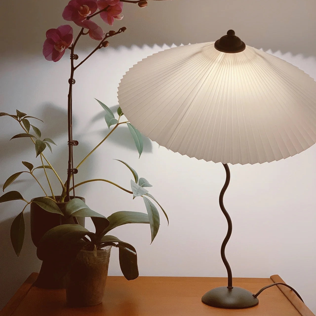 Metal Table Lamp 16.9 in Pleated Fabric Shade Curved Base Bedroom Living Room Nordic Minimalist Desk Lighting | Thomler