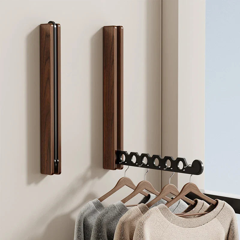Klappbarer Wandkleiderständer aus Holz mit Platzspar-Design