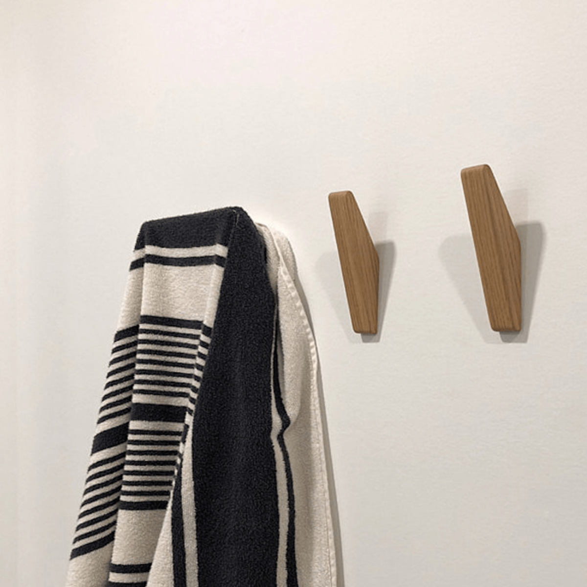 Natural Wood Wall Hooks with Rustic Two-Tone Grain Finish – Simple Mount Design for Entryway & Bedroom | Thomler