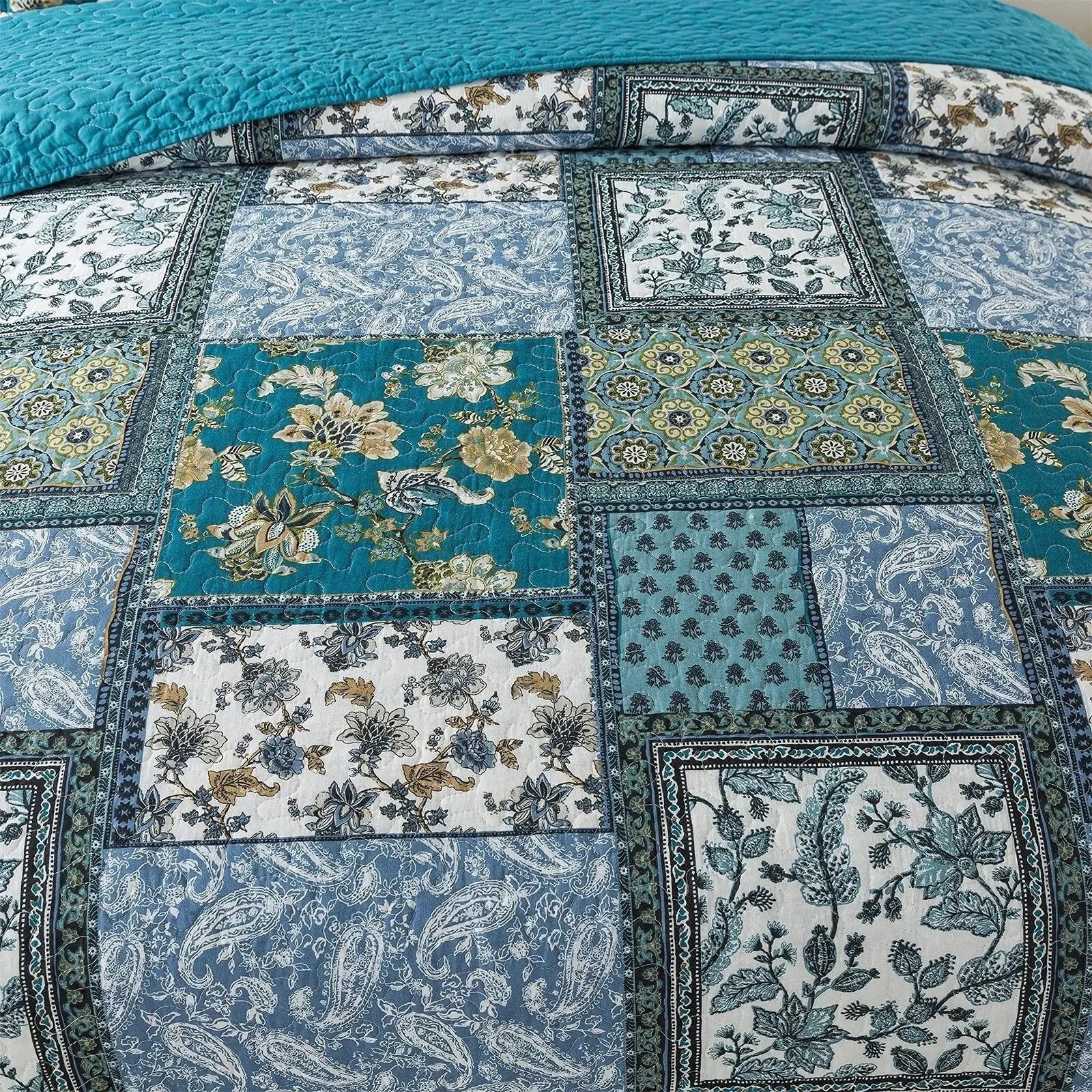 Reversible Floral Patchwork Quilt Set with Shams – Blue & White Quilted Bedspread – Queen & King – Lightweight All-Season Coverlet | Thomler