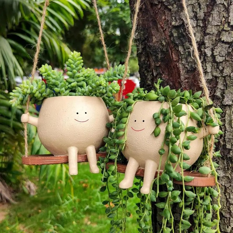 Swinging Plant Holder with Cheerful Face – Weather-Resistant Resin Planter for Indoor & Outdoor Use | Thomler